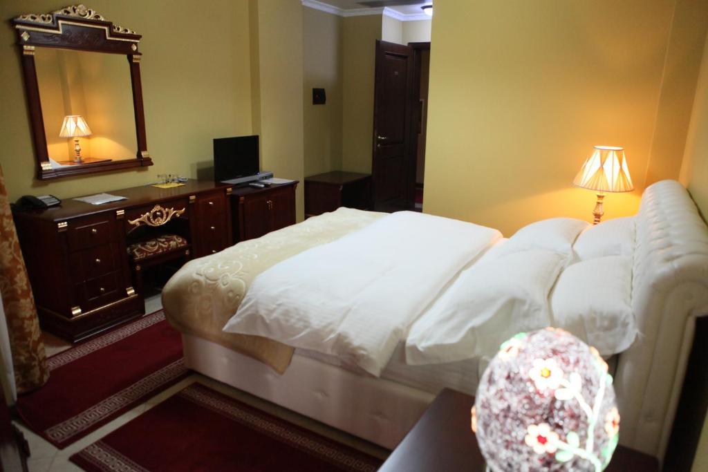 Dinasty Hotel Tirana Extérieur photo